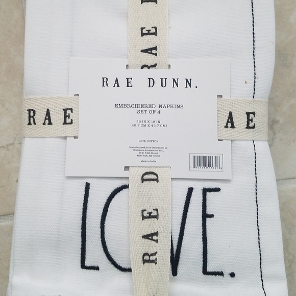 ❤️❤️Rae Dunn LOVE Napkin Set❤️❤️ - Picture 2 of 3